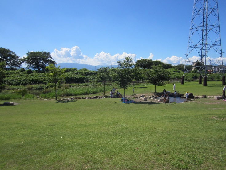 清流平和公園のせせらぎ水路の遠景写真