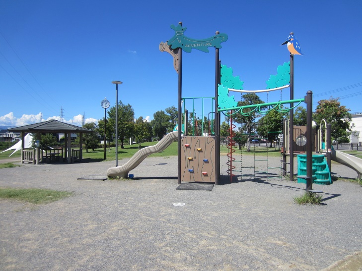 清流平和公園のコンビネーション遊具と東屋の外観の写真