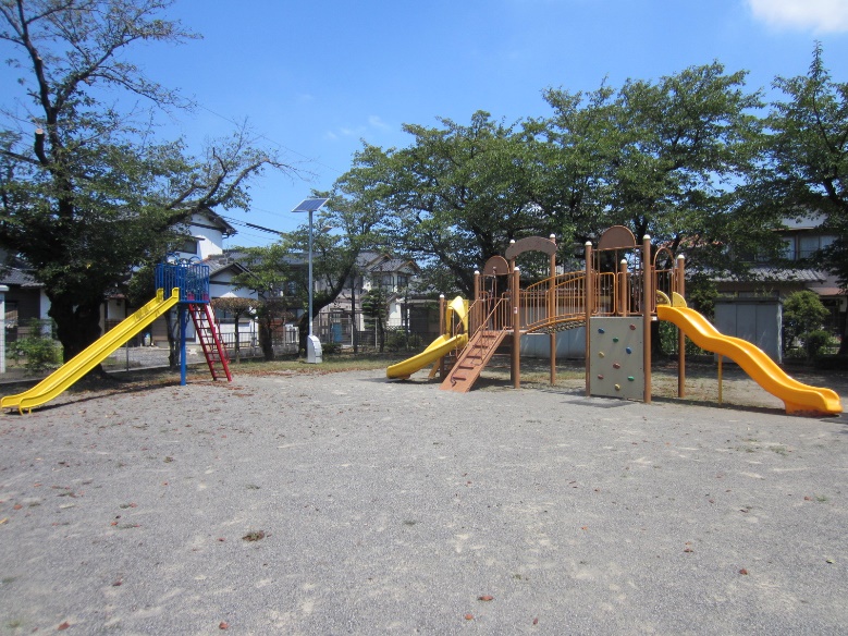 佃公園の滑り台とコンビネーション遊具の外観の写真
