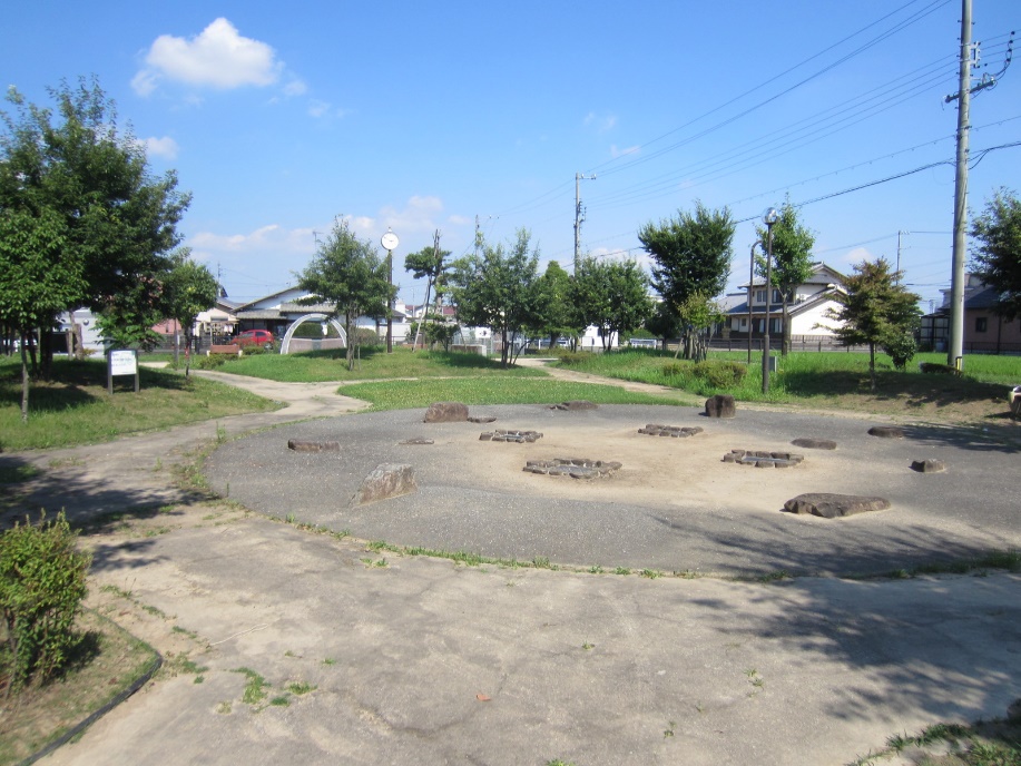 町制120年記念公園の敷地内中央付近の風景写真