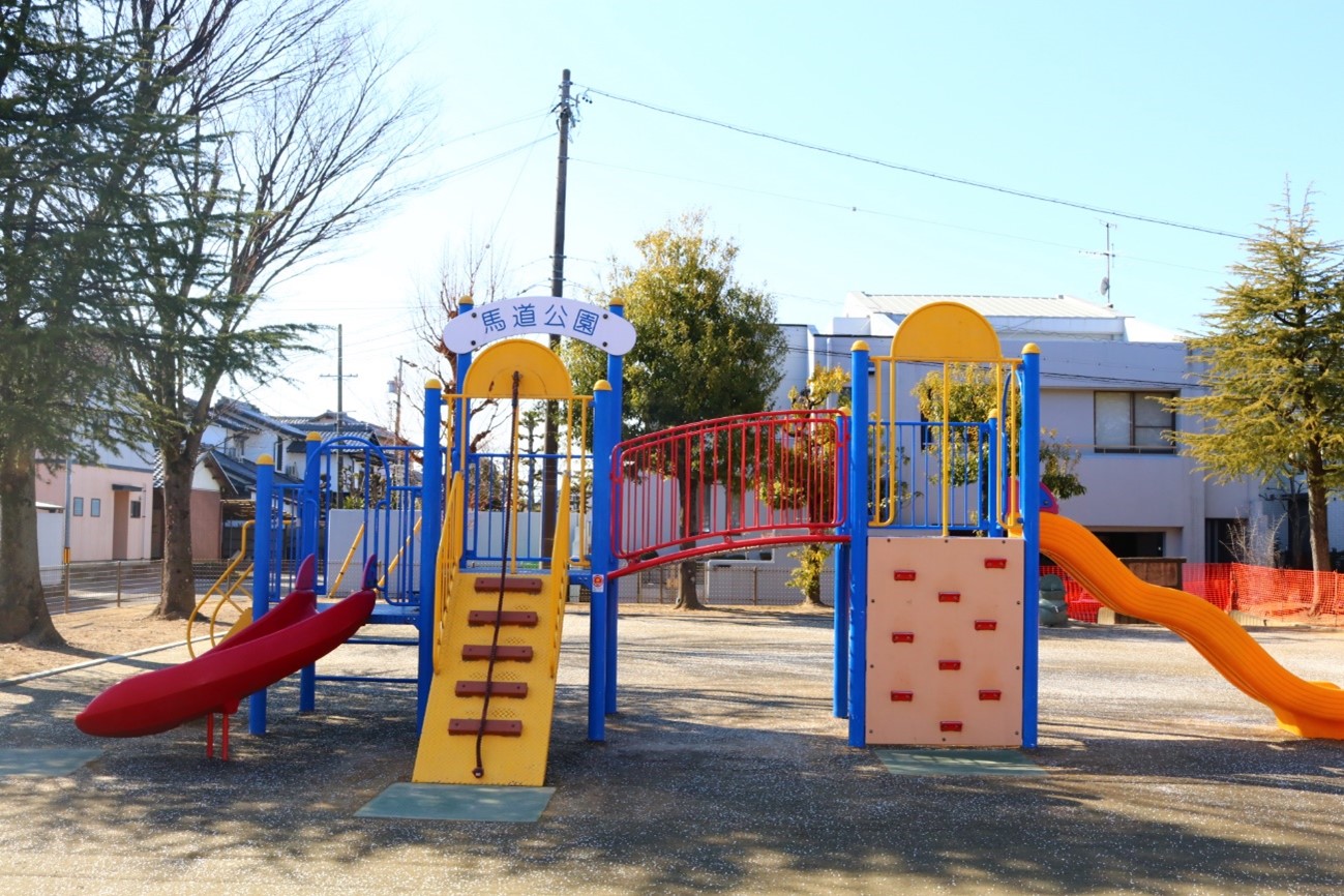 馬道公園に設置されたコンビネーション遊具の外観の写真