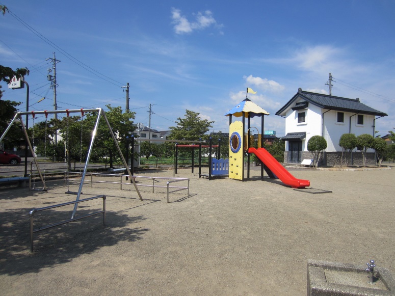 八切公園のブランコとコンビネーション遊具の外観の写真
