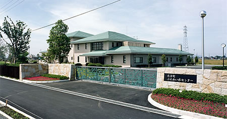 施設入口付近から撮影された、北方町ふれあい水センター(下水道終末処理場)の建物外観の写真