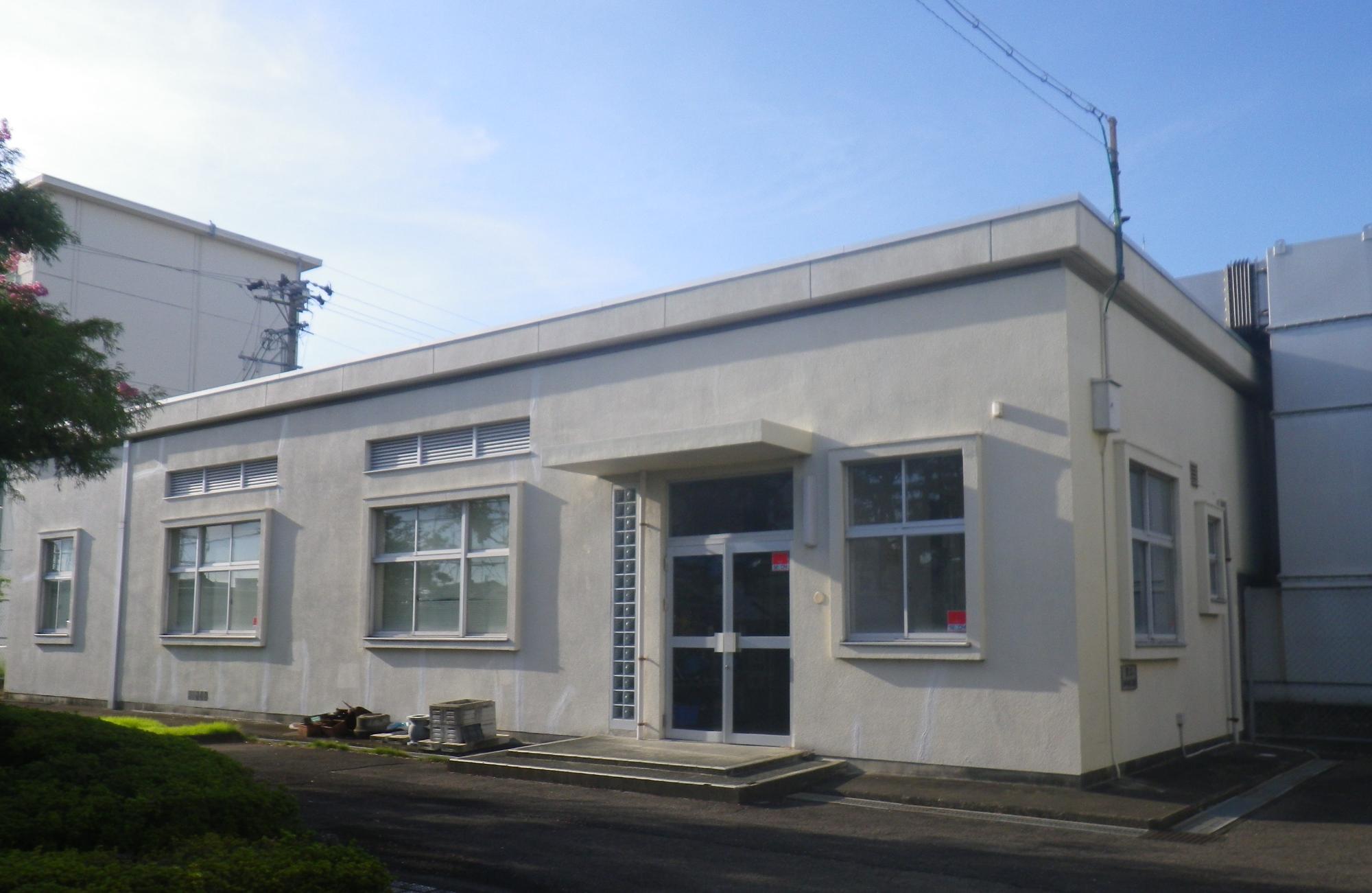 南側より撮影された、北方町水源地管理棟の建物外観の写真
