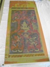 色褪せて黄色に変色した絹本着色五大明王図を斜め上から撮影した写真