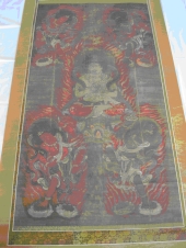 鮮やかな朱色の絹本着色五大明王図を斜め上から撮影した写真