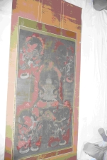 壁に展示されている色褪せた絹本着色五大明王図を左斜め前から撮影した写真