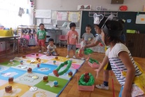 児童たちが輪投げをして遊んでいる写真
