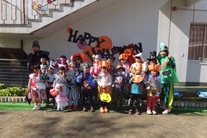 児童たちがハロウィンの仮想をして記念撮影している写真