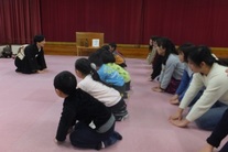 先生の前で児童たちが正座をして挨拶をしている写真