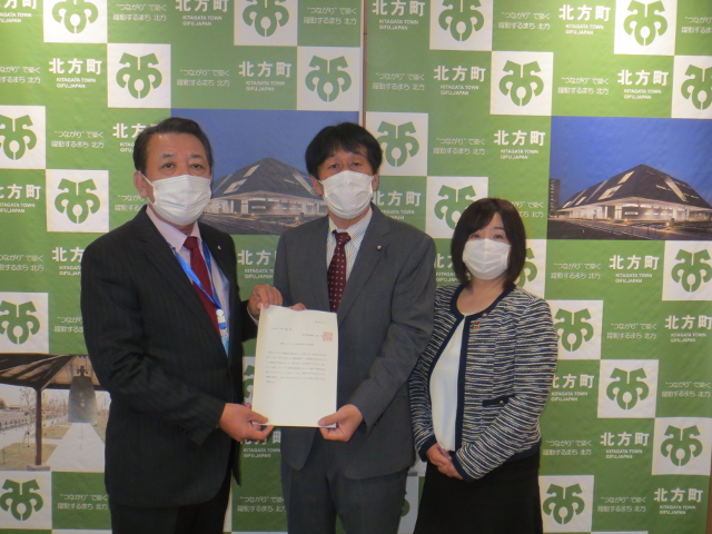 提出された要望書と共に撮影に応じる戸部町長、安藤議長、杉本副議長の写真
