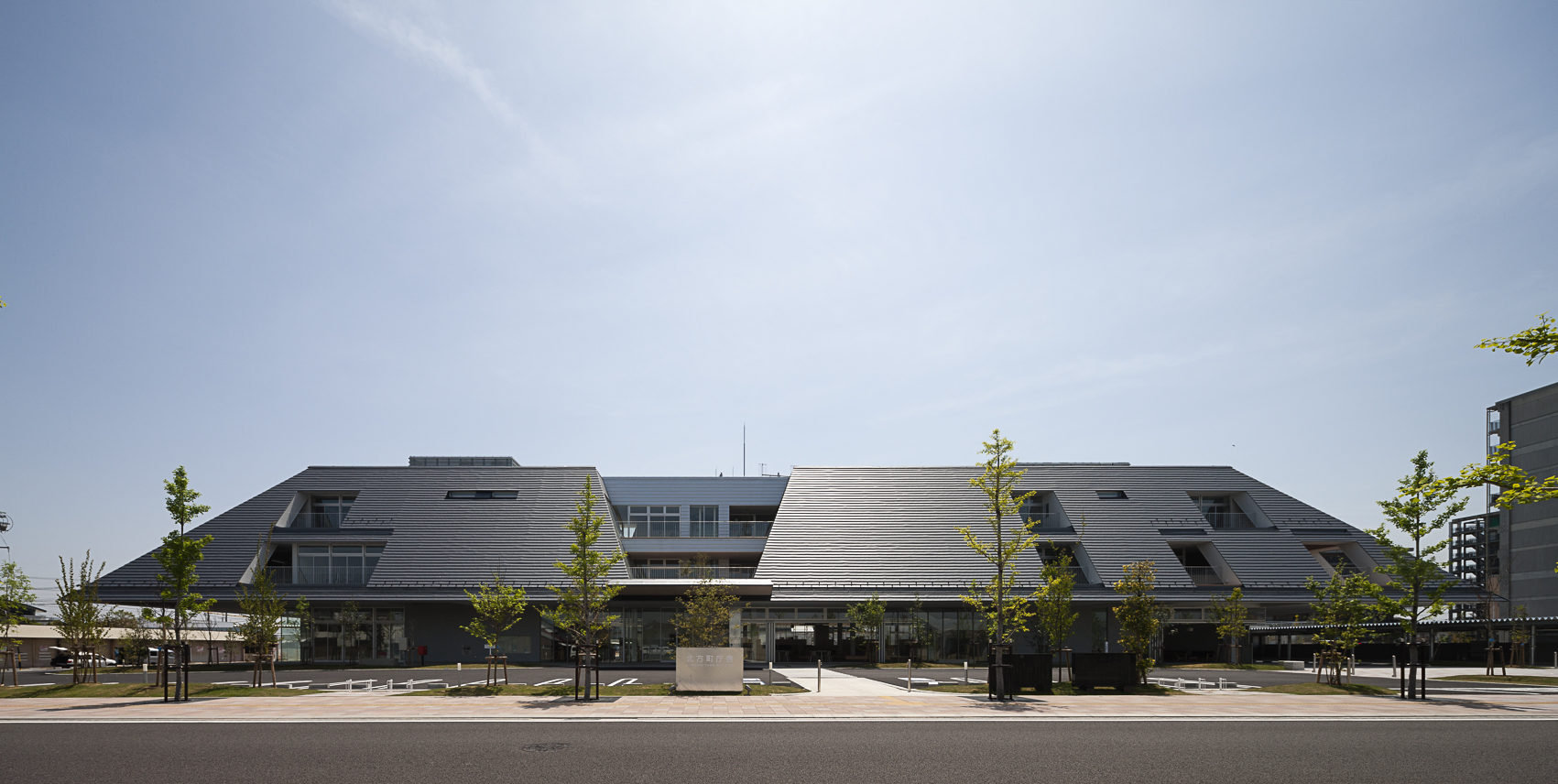 2階、3階部分の外壁にもなっている傾斜のついた大屋根が特徴的な北方町役場の写真